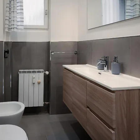 公寓 Centro Storico Moderno Trilocale Con Balcone 的里雅斯特