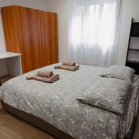 Centro Storico Moderno Trilocale Con Balcone Triest