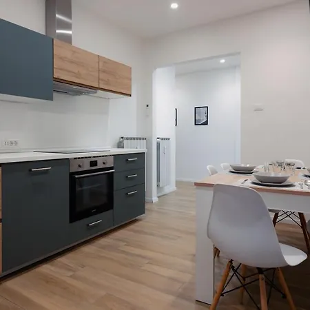 Centro Storico Moderno Trilocale Con Balcone Trieste