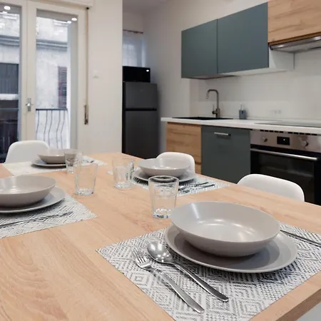 Centro Storico Moderno Trilocale Con Balcone * Trieste